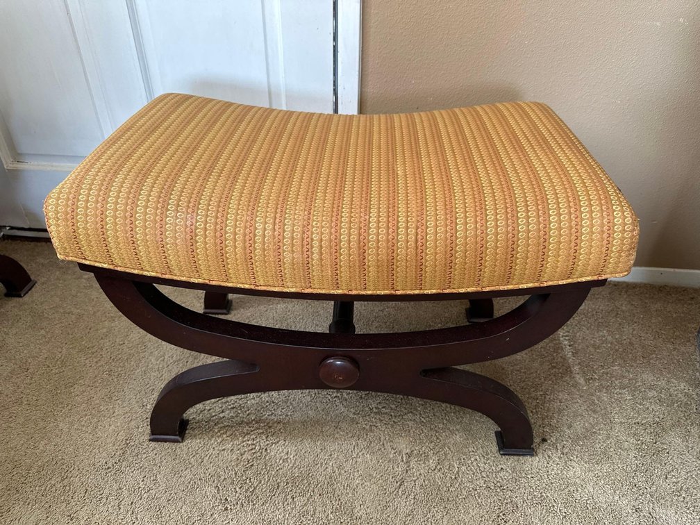 26" Wide Cushioned Stool 