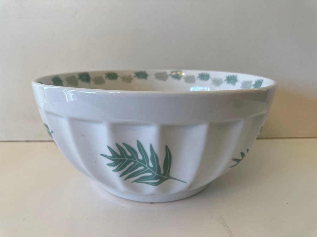 Cordon Bleu Bia Green Leaf Design 13" Round Fluted Serving Bowl