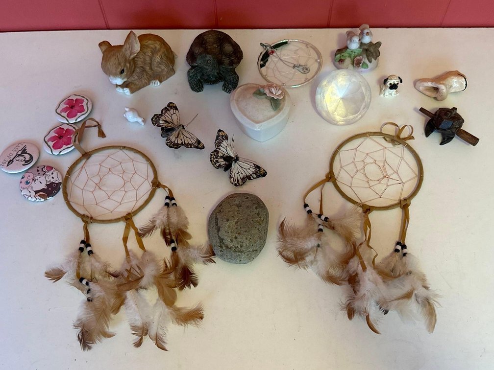 Mixed Lot of Various Decor Pieces and Dream Catchers 
