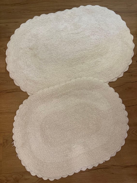 31" White Oval Bath Mats
