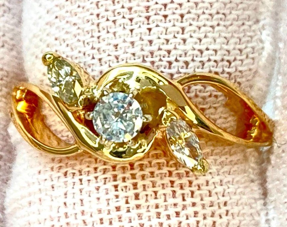 14K Fine Gold with Bright Diamonds 3.6 grams  Size 6.25