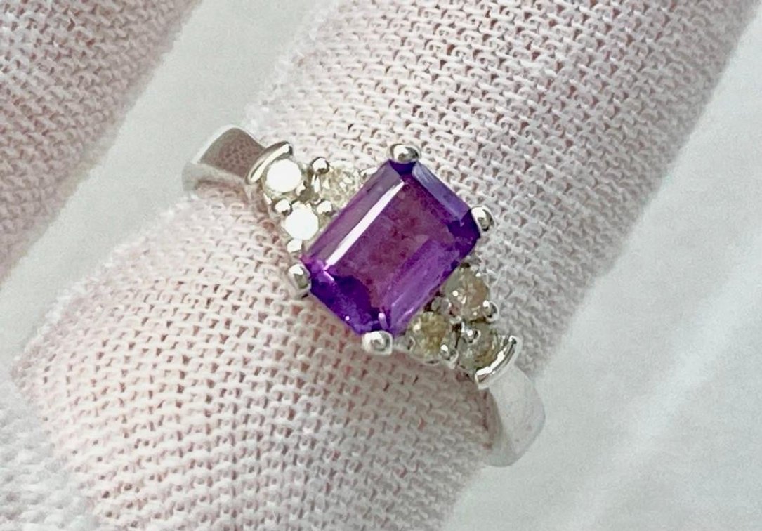 14K Fine White Gold with Diamonds and Amethyst Gemstone  3.3 grams   Size 7