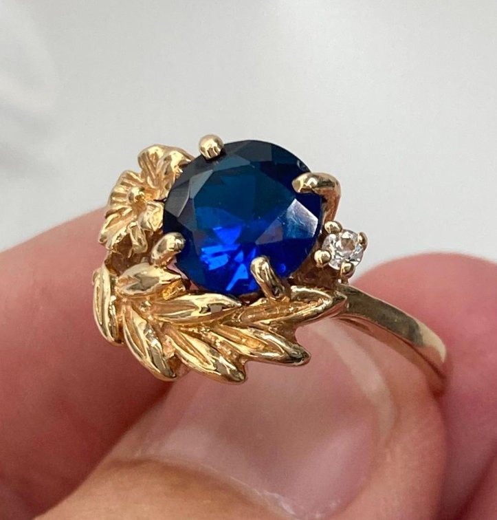 14K Fine Gold with Diamond and Topaz Ring  3.7 grams  Size 6