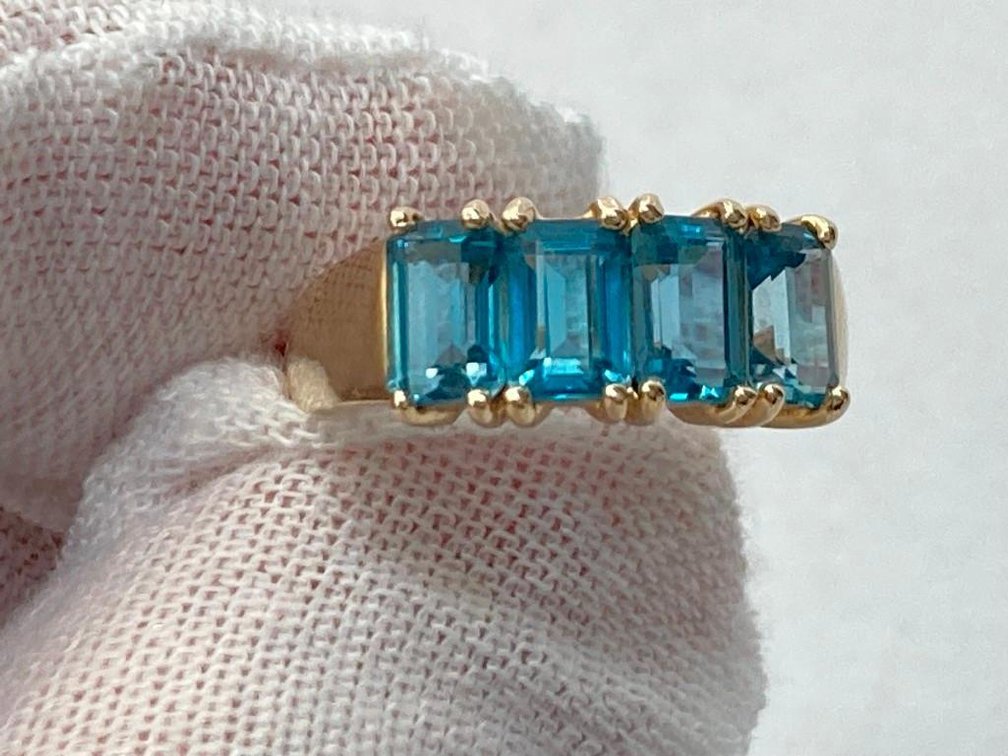 14K Fine Gold Ring with Blue Topaz Gemstones  Size 6.5