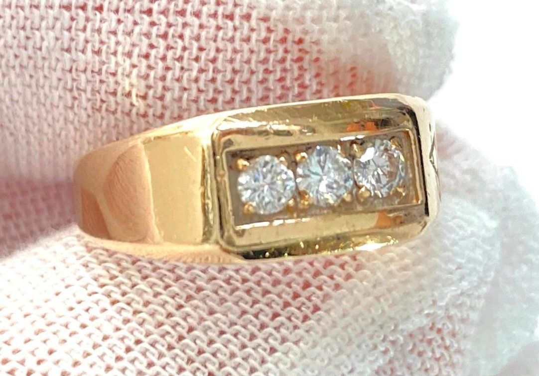 14K Fine Gold Ring with 3 Diamonds   5.4 grams  Size 6