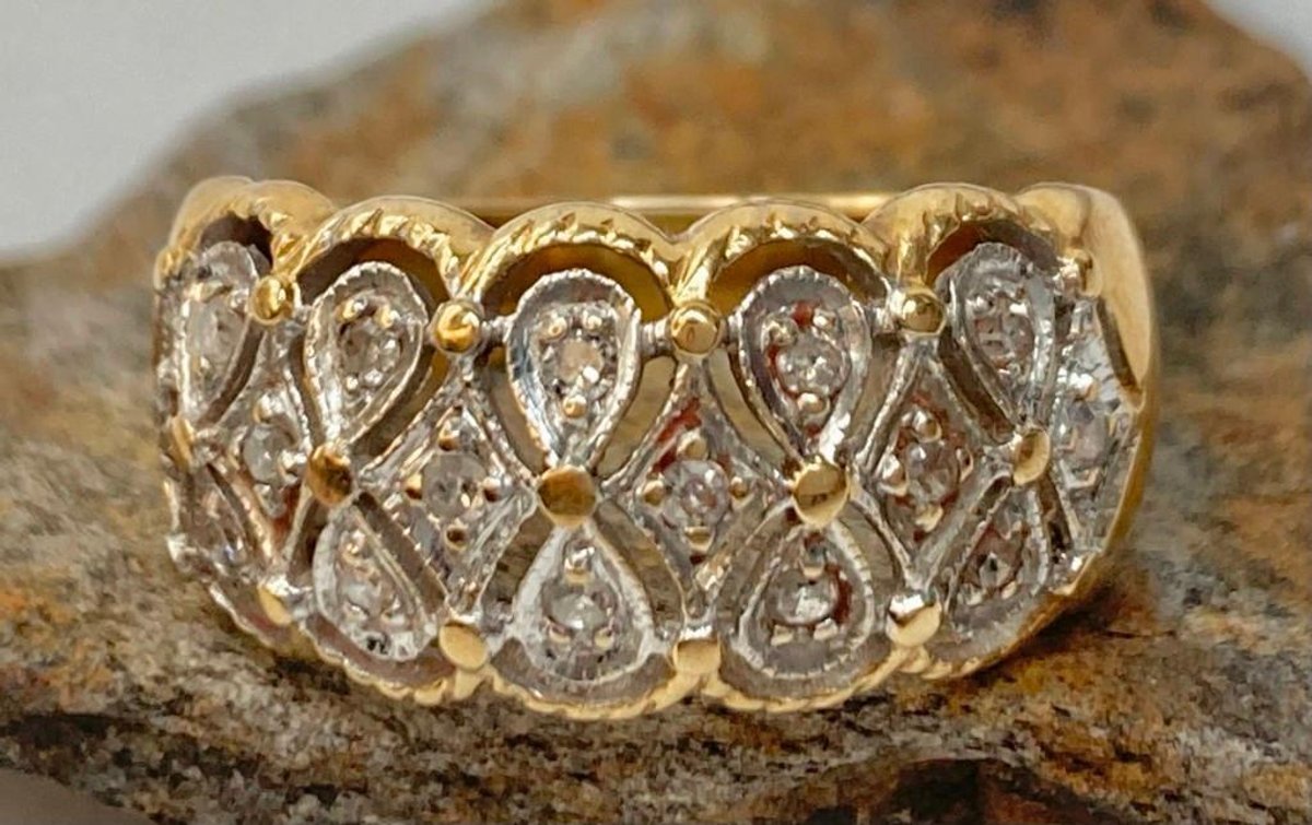 14K Fine Gold Diamond Ring 4.6 grams Size 6.25