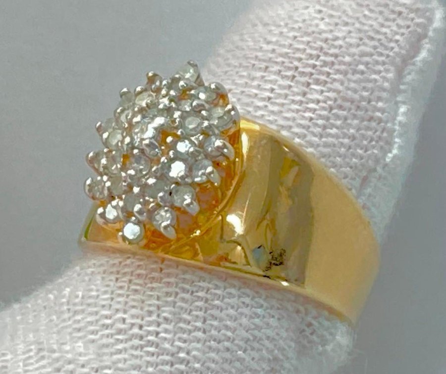 10K Fine Gold with Diamond Cluster  4.4 grams  Size 6.5