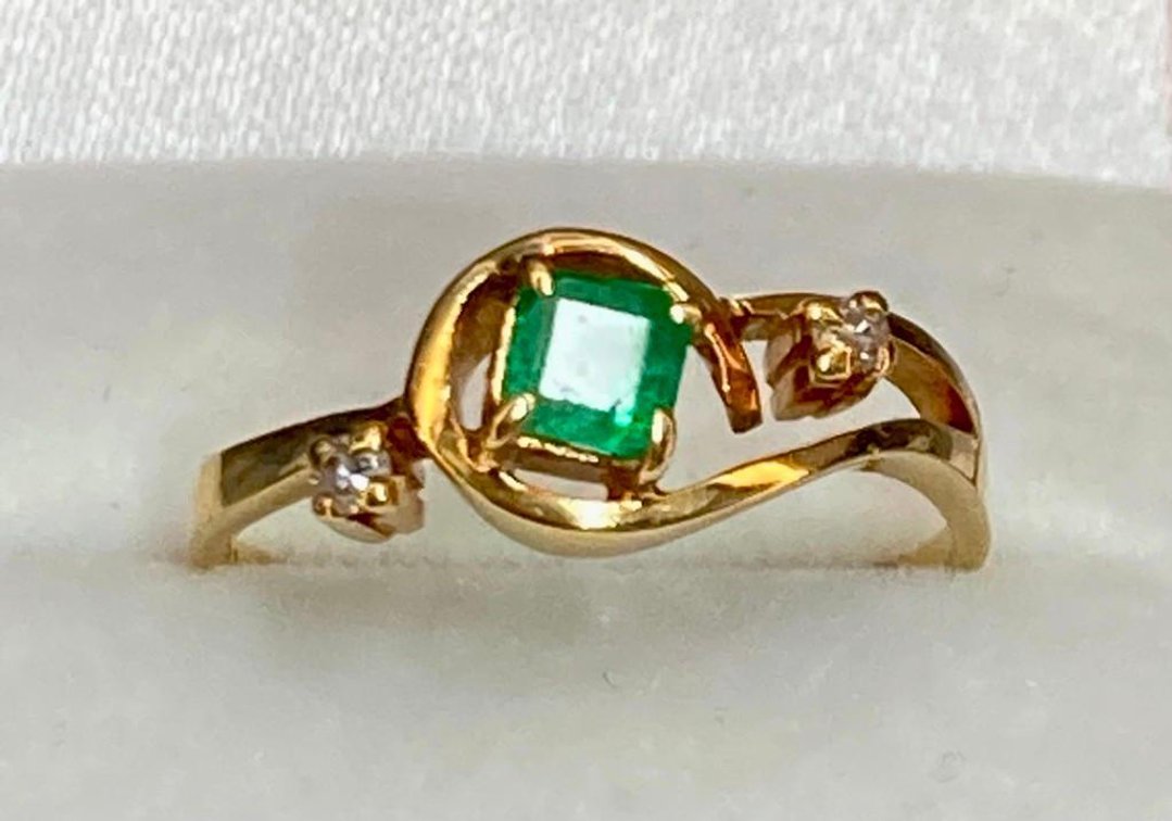 10K Fine Gold Ring with Diamonds and Natural Emerald
