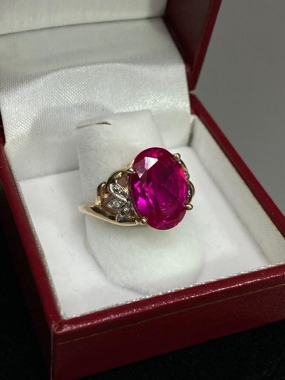10K Fine Gold Ring with Diamonds and 5 Carat Oval Lab Sapphire  4.6 grams Size 7