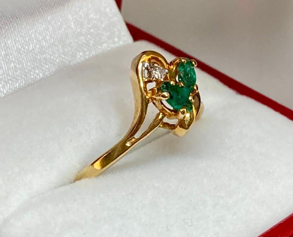 10K Fine Gold Ring with Diamond and Natural Emeralds  Size 7