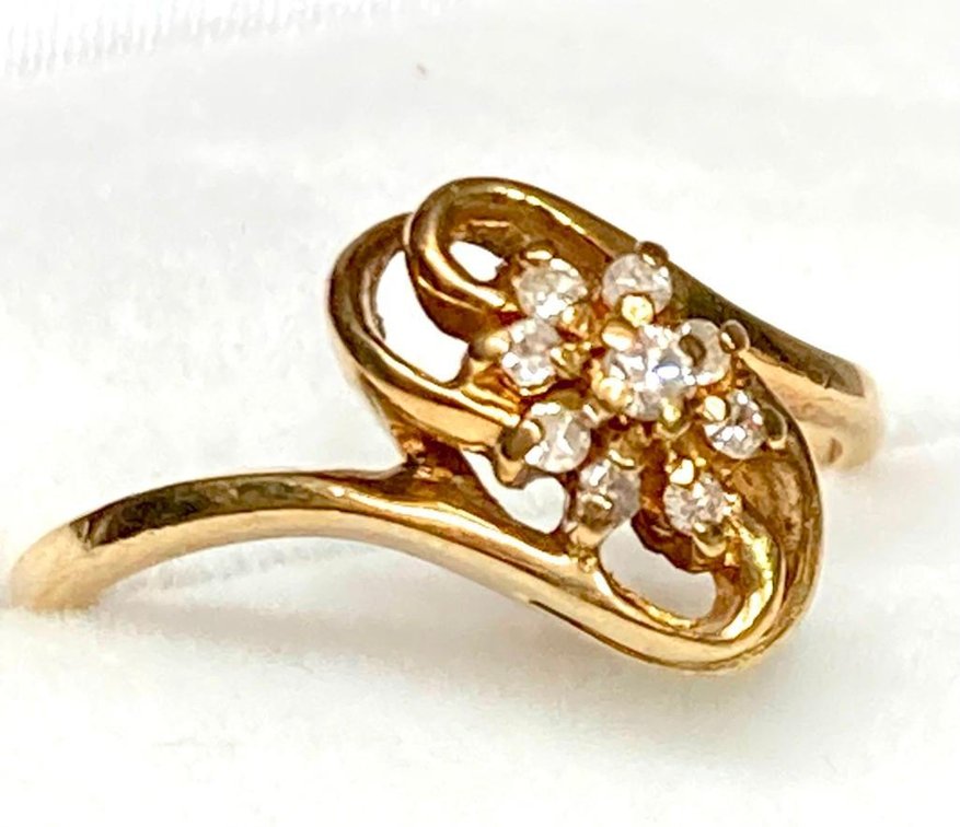 10K Fine Yellow Gold Ring with 9 Diamond Cluster