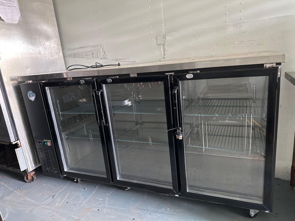 Restaurant Equipment Hawaii Bar Refrigerator with Three Swinging Glass Doors 