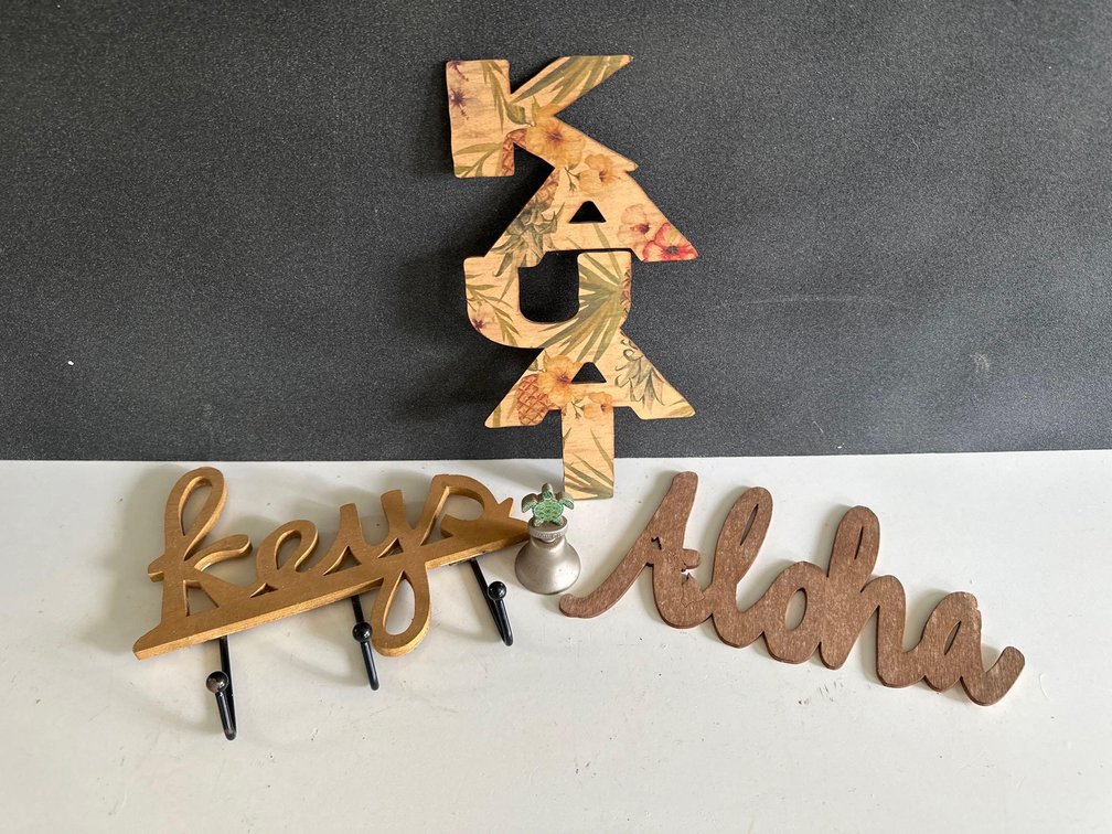Wooden Kauai, Aloha Signs with Wooden Keys Keyring Wall Mount