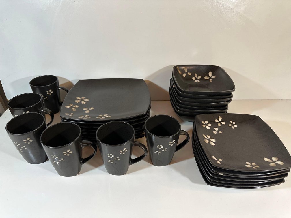 Home Trends Black and Flower Design Dishware 
