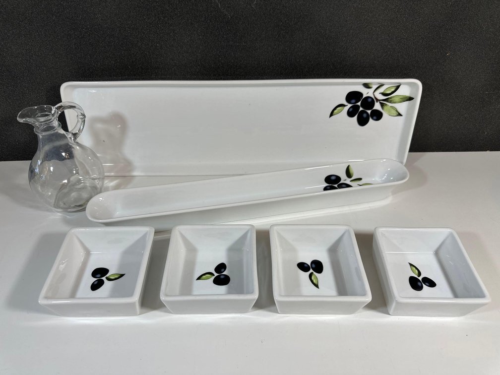 Over And Back Pan e Olio Porcelain Servingware with Glass Oil Pitcher 