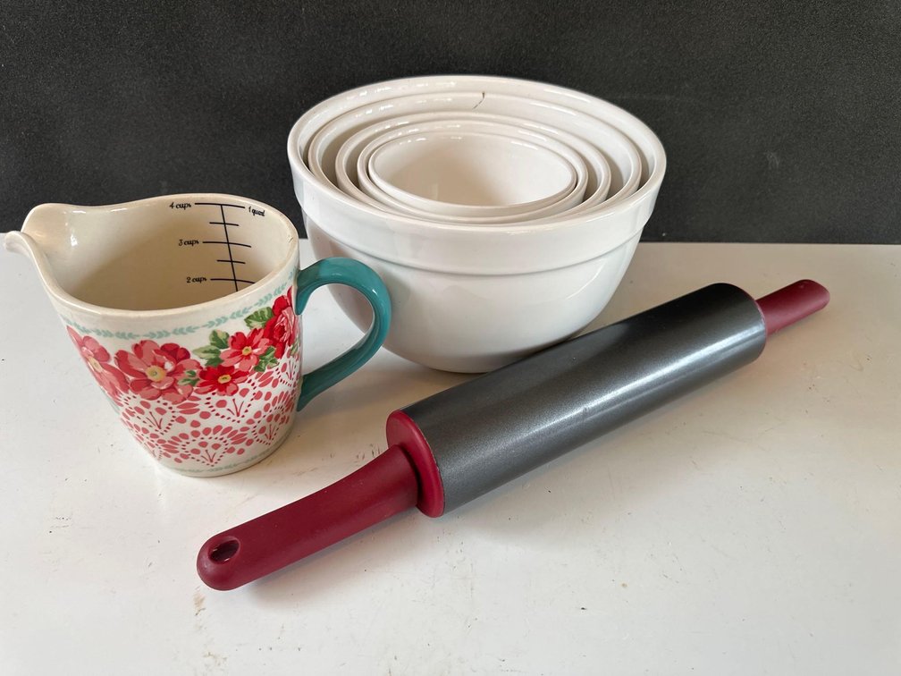 Pioneer Woman Measuring Cup, Nesting Mixing Bowls and Rolling Pin 