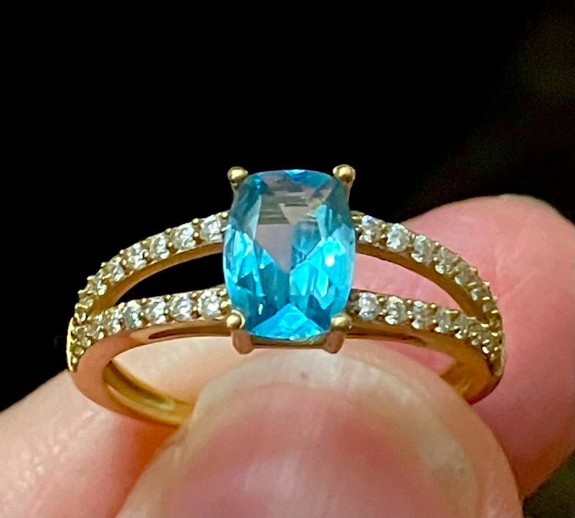 NEW 14K Sold Gold with Luxurious Blue Topaz Estimated 1.5 Carats