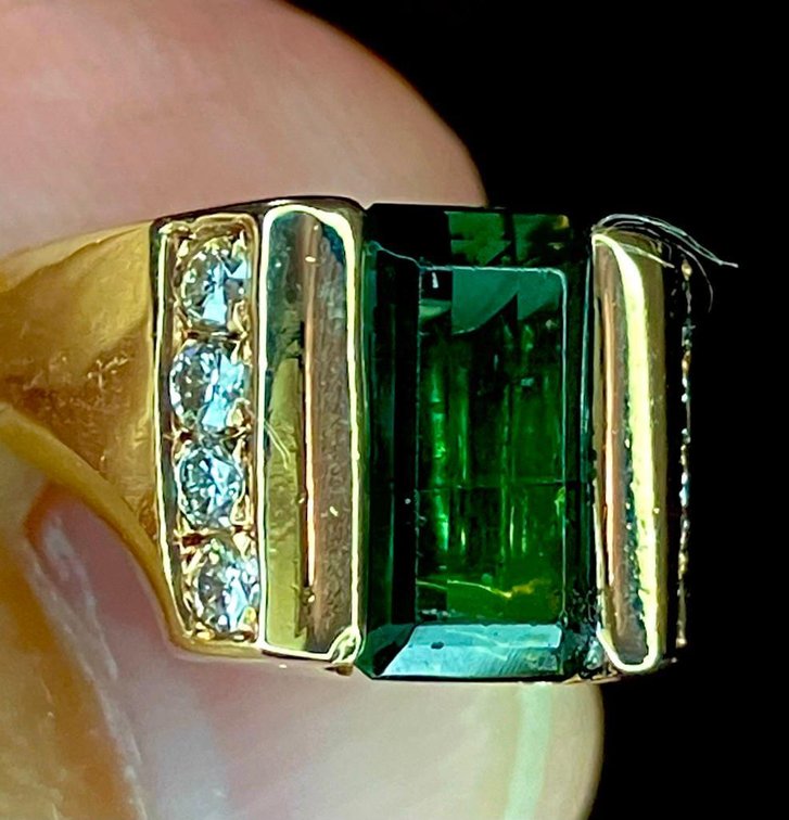 10K Genuine Gold with Green Tourmaline and Bright White Diamonds Ring  7.7 Grams