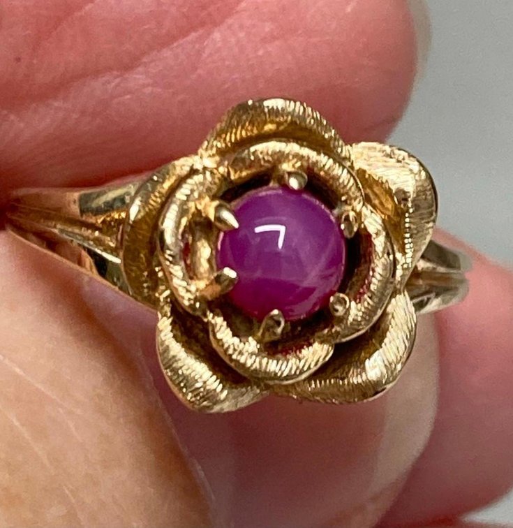 14K Sold Gold Ring with Red Sapphire / Ruby Center 4.1 Grams