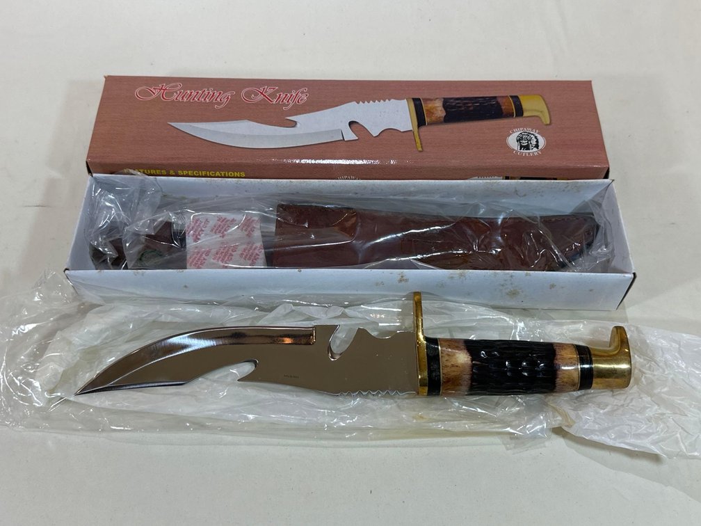 New in Box - Chipaway Hunting Knife with Sheath 