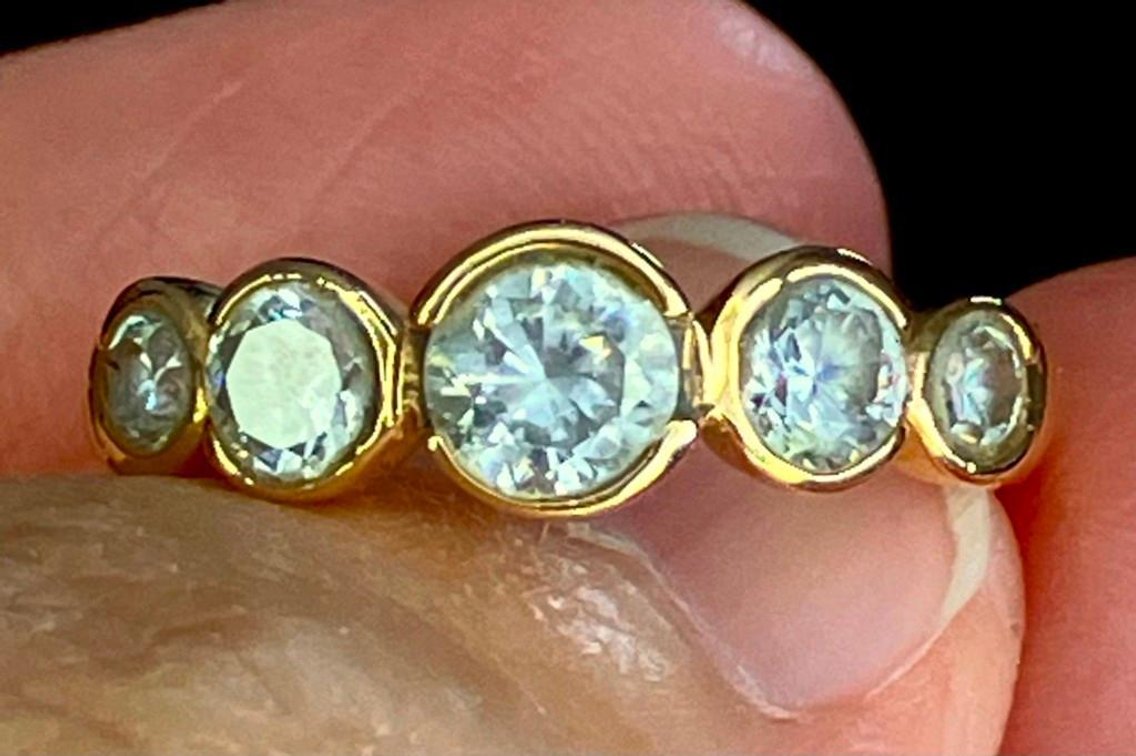 14K Solid Gold with 5 Clear White Brilliant CZ Gemstones 3.13 Grams