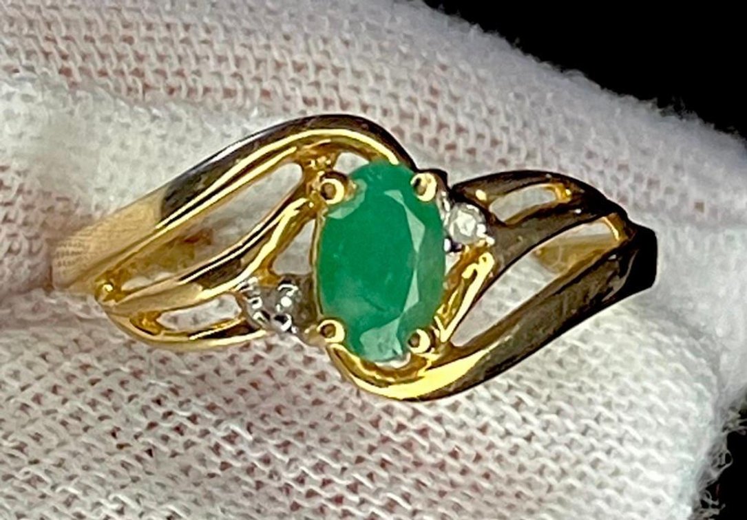 10K Genuine Gold Emerald and Diamond Ring
