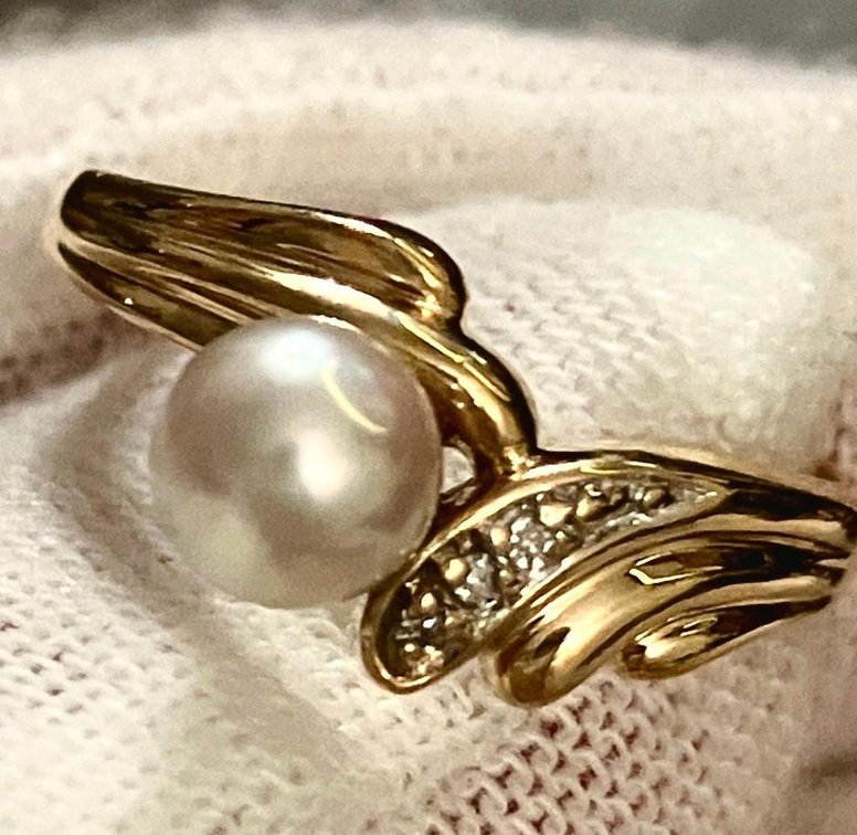 10K Genuine Gold White Pearl and Diamonds Ring