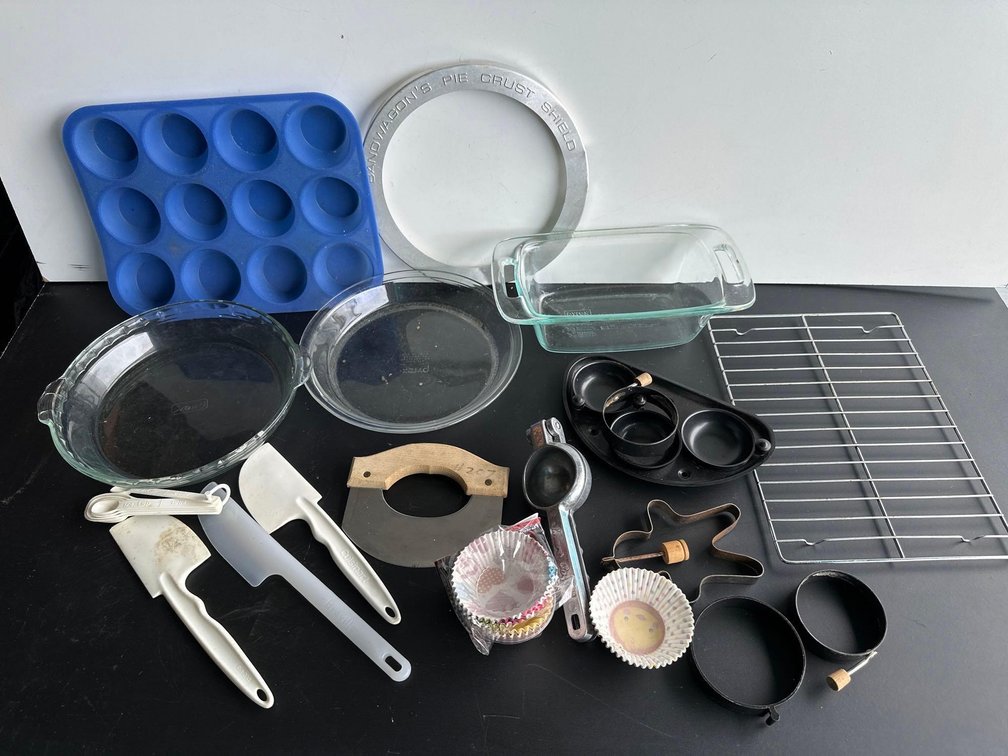 Mixed Lot of Bakeware and Accessories 