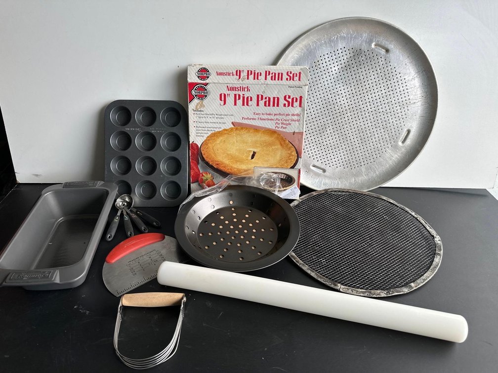 Mixed Lot of Bakeware and Accessories 