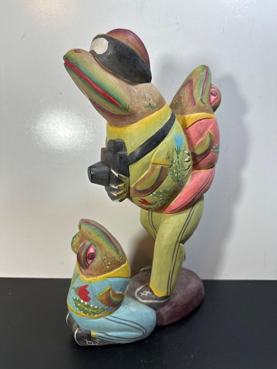 Unique Painted Frog Tourist Family Sculpture 