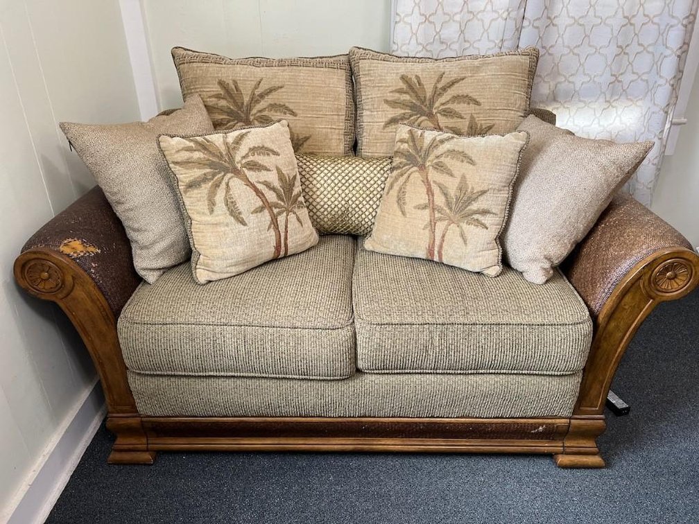 Upholstered Loveseat w/cushions