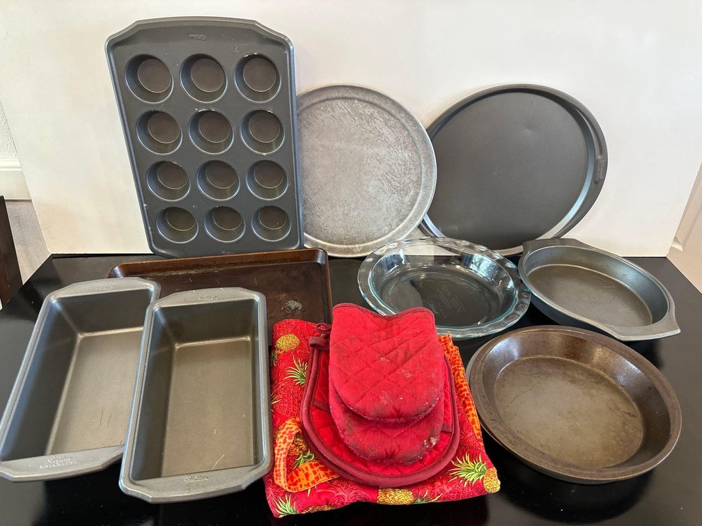 Mixed Lot of Baking Pans, Oven Mitts, and fabric Casserole Dish Carrier Holder