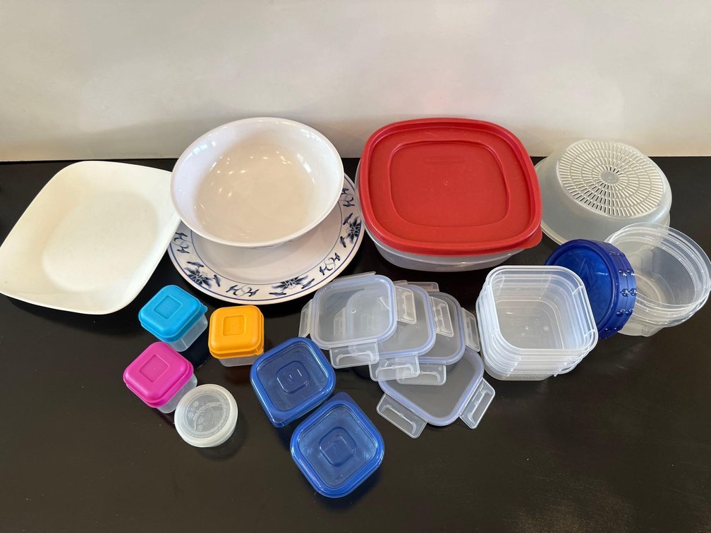 Mixed Lot of Plastic Tupperware and Dishes