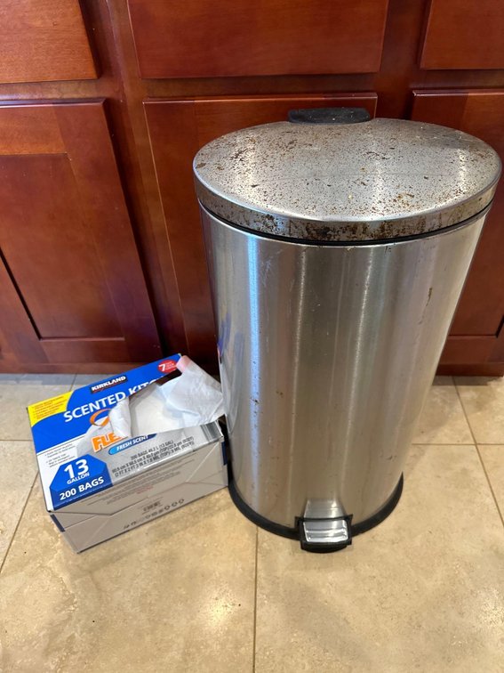 Kitchen Trash Bin with Scented Plastic Bags