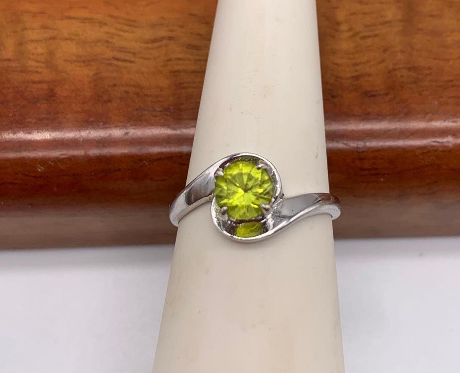 10k White Gold Ring w/ Green Peridot