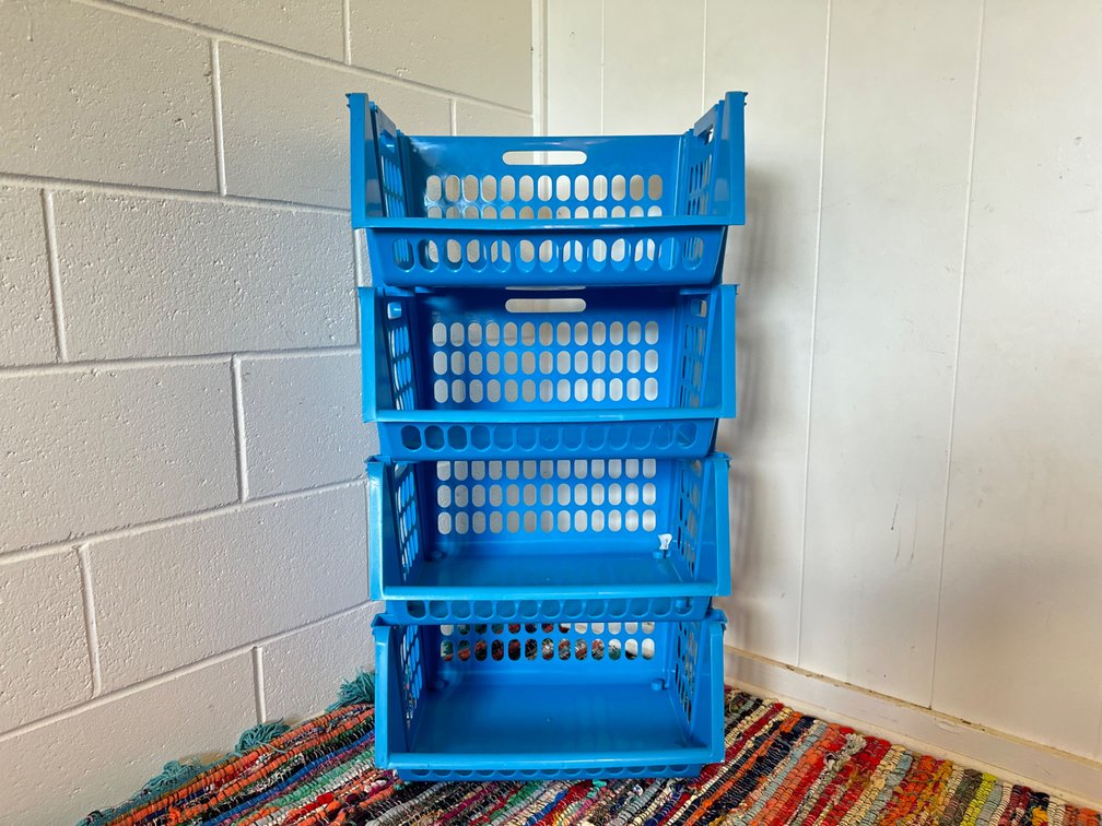 4 Stackable shelving organizers