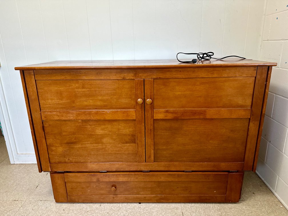 Murphy Bed : Full/Queen size mattress with plug built in