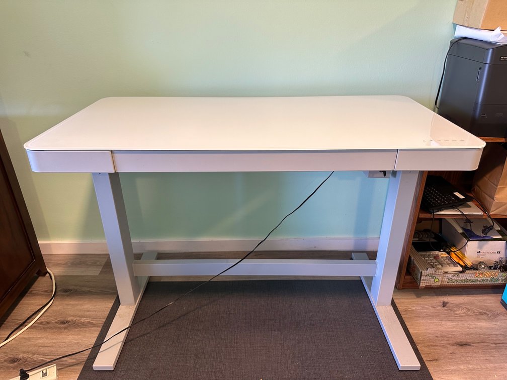 Adjustable Height Desk with Glass Top – Modern Design and Functionality