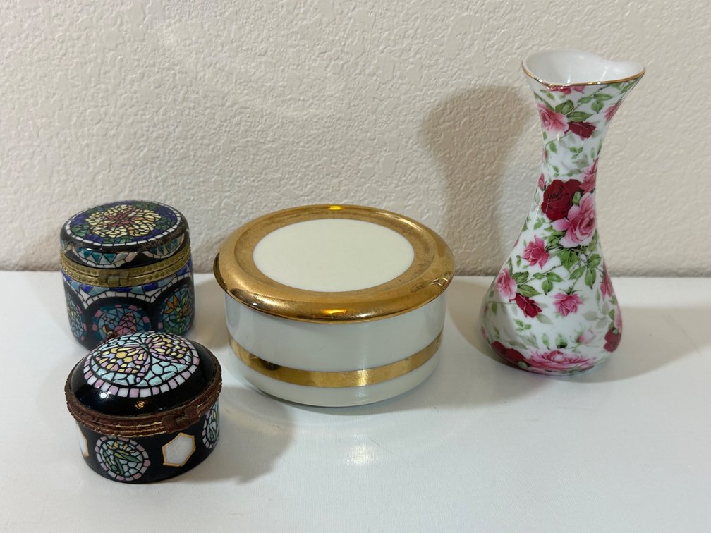 (X;s 4) Charming Collectible Set: Three Unique Boxes & Floral Vase