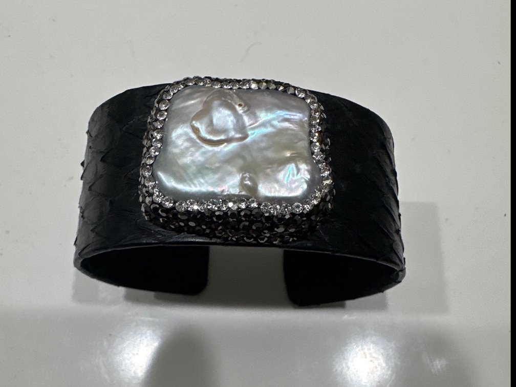 Mother of pearl on leather bracele