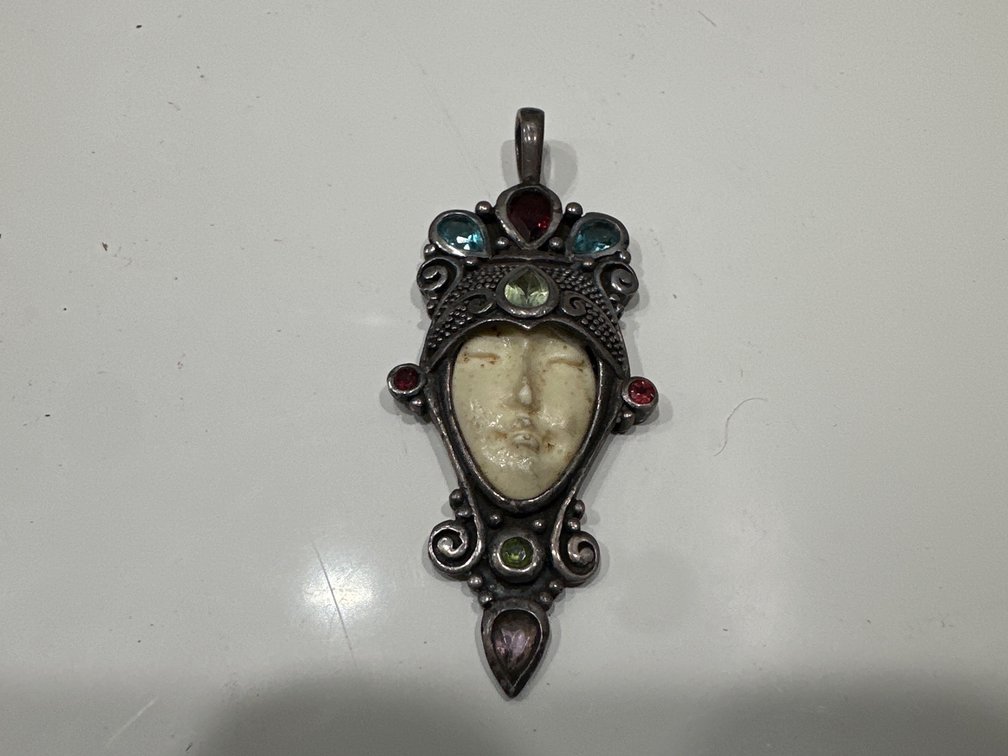 Italian pendant in silver with precious stones