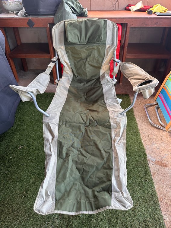 (X2) Beach lounge chairs with cupholders and carry bags