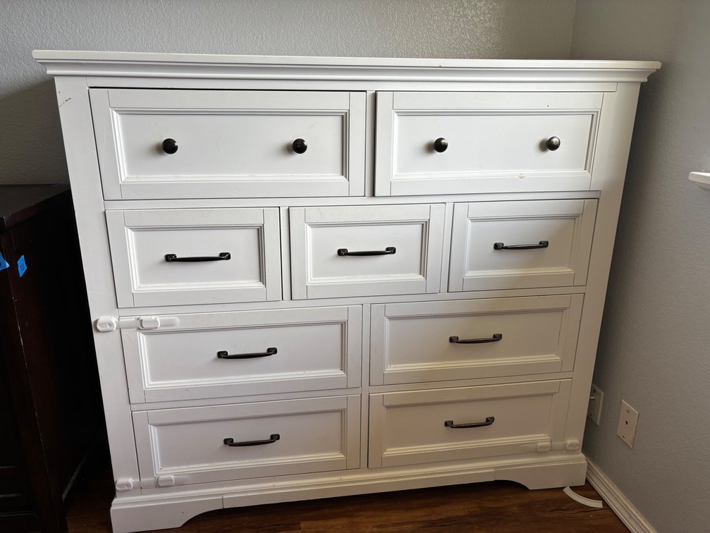 Universal Broadmoore Furniture White Chest of Drawers