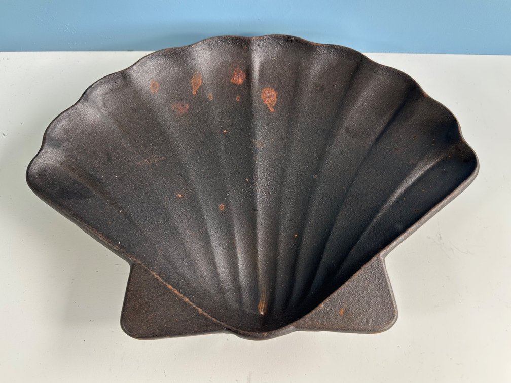Cast Iron Shell-Shaped Decorative Bowl – Rustic Coastal Charm