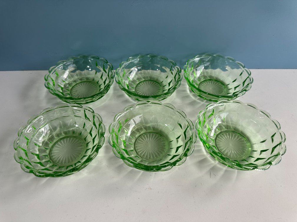 (X's 6) Set of 6 Vintage Vaseline/Uranium Glass Bowls 