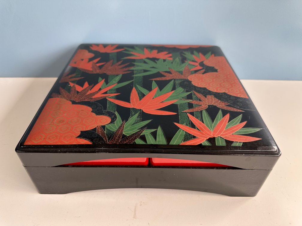 Japanese Lacquer Bento Box with Four Compartments – Elegant Design