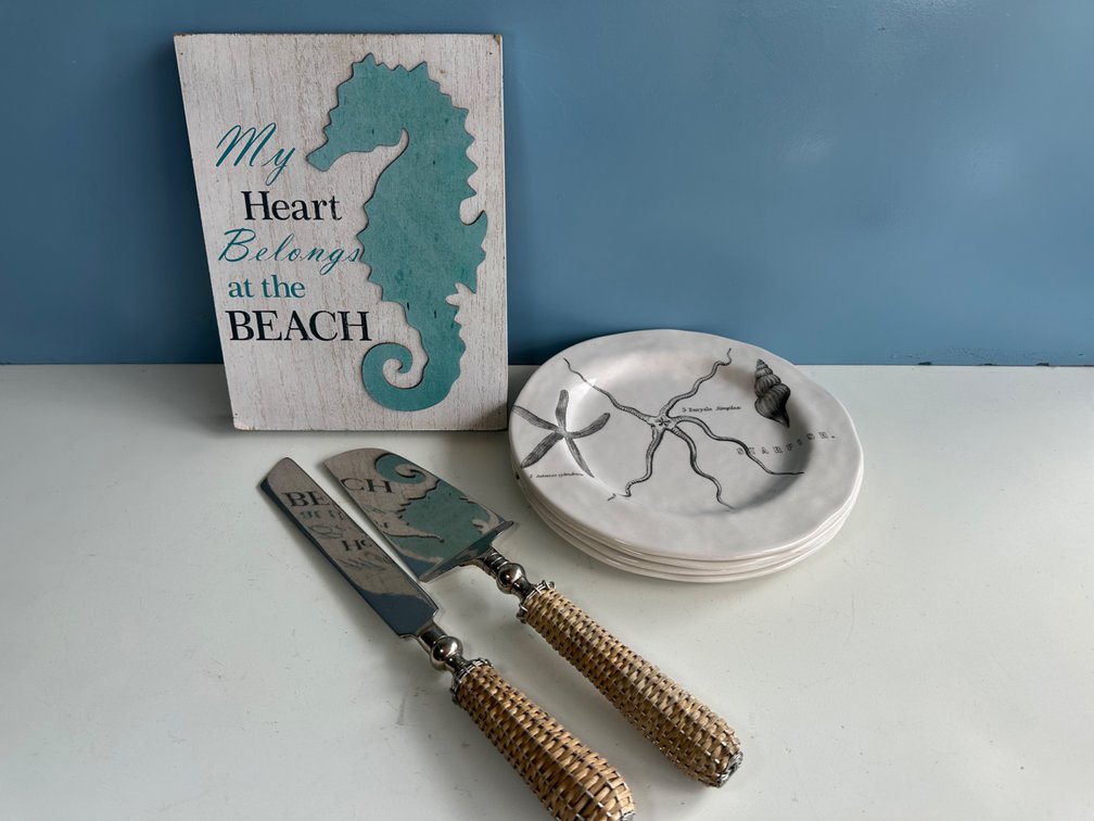 Beach-Themed Décor Set – Plates, Sign and Cake Knife Set