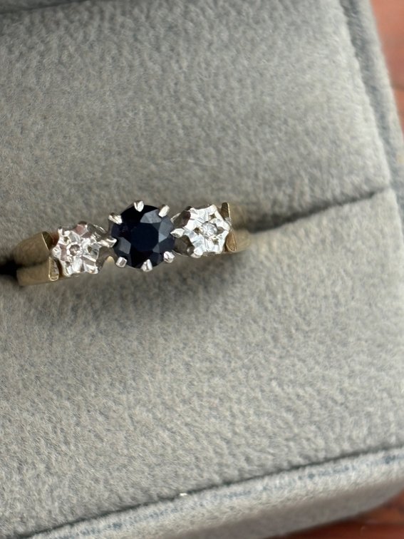 9 kt Gold English 375 Deep Sapphire & Diamond Ring