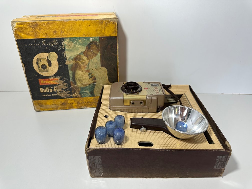 Vintage Kodak Brownie Bull’s-Eye Flash Outfit with Original Box – Classic Mid-Century Photography Set