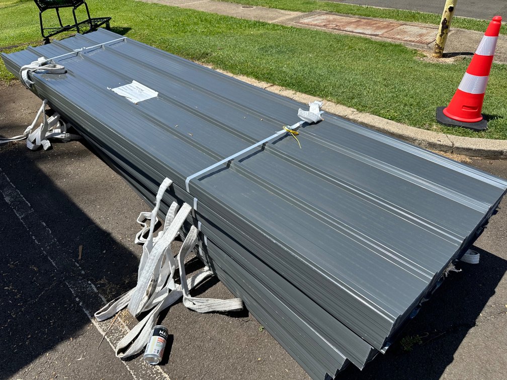 (X's 80) 11.4ft X 3ft Steel Surface Fence & Roof